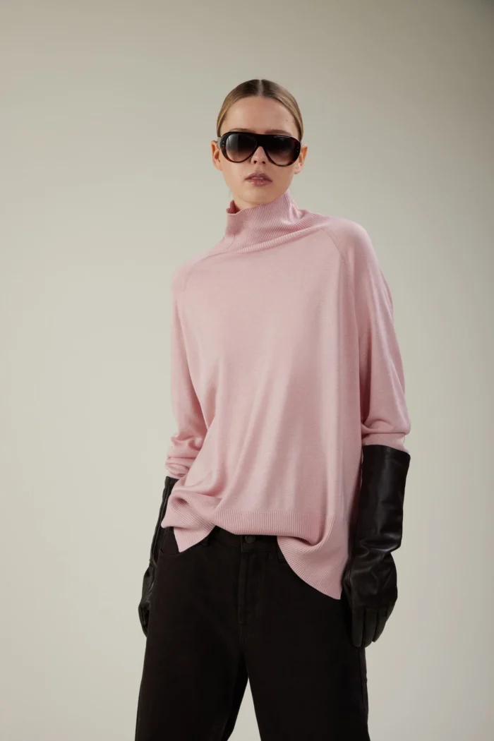 Maglia a collo alto in seta e cashmere con maniche raglan e spacchi laterali